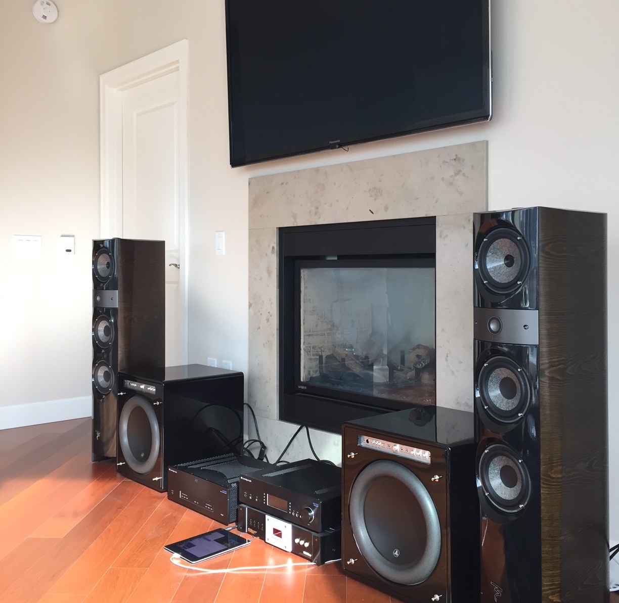 911 Michael System : Cambridge Audio Azur 851E, Cambridge Audio 851W, Monster Power HTS 3600MKII, Focal 1028be, JL Audio F113V2 subs, Shunyata ZTron Pythons, Shunyata ZTron Python XLR.