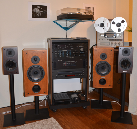 Hinton T System: ADCOM GFT-1A AM-FM Tuner, SAE 2900 Parametric EQ/Preamp, SAE 2200 Power Amplifier, PARA SOUND ZAMP V3 Amplifier, TASCAM CD-355 CD player, THORENS TD 160 MKII turntable, SHURE V15 cartridge, TEAC X-10R Reel to reel, SPENDOR 2P2/3R2 Front Speakers, SPENDOR S3/5R2 Rear Speakers, FUBAR III MKII DAC/Headphone AMP.