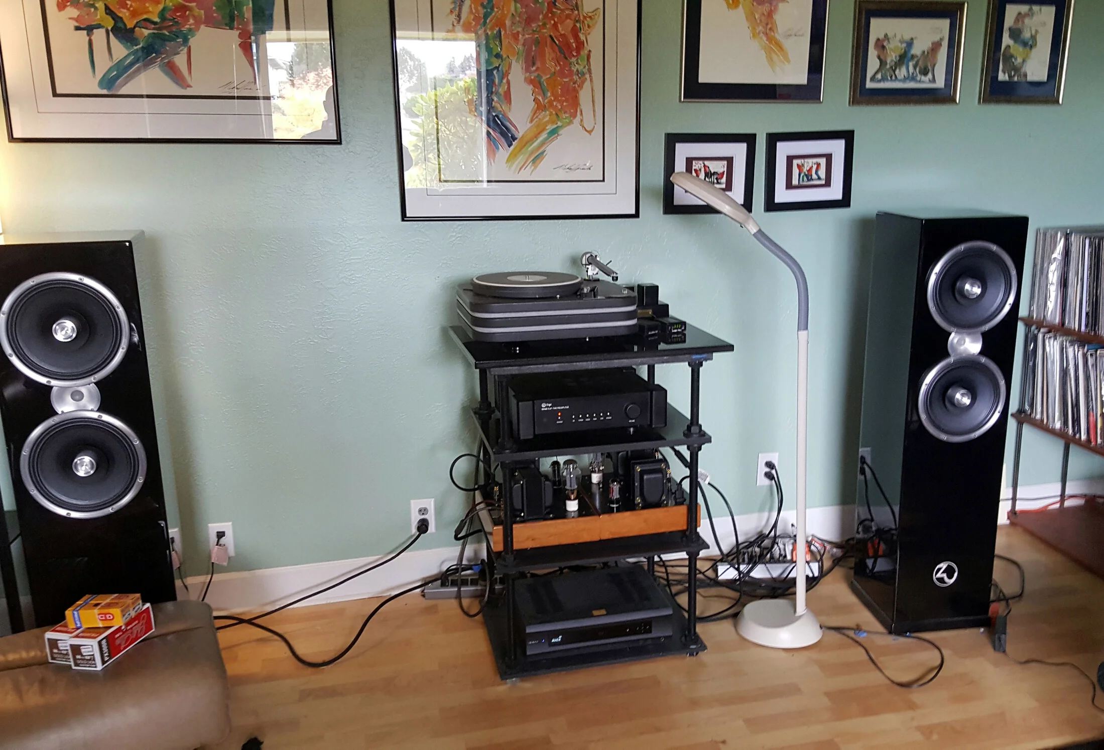 Joe J System; Lenco turntable/The Wand arm, AMG Teatro cart, Zu speakers.