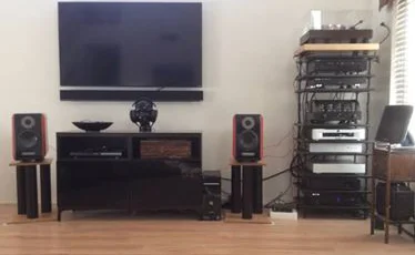 Richard J System: VPI Classic/Ortofon 2M Black, Jolida JD-9 phono stage (w/NOS 1962 Mullard tubes), Qsonix music server into PS Audio DirectStream DAC, BSG Qol signal completion stage, Copland DRC-205 Digital correction unit. PrimaLuna Dialogue HP, Usher BE-718 "Tiny Dancer" speakers.