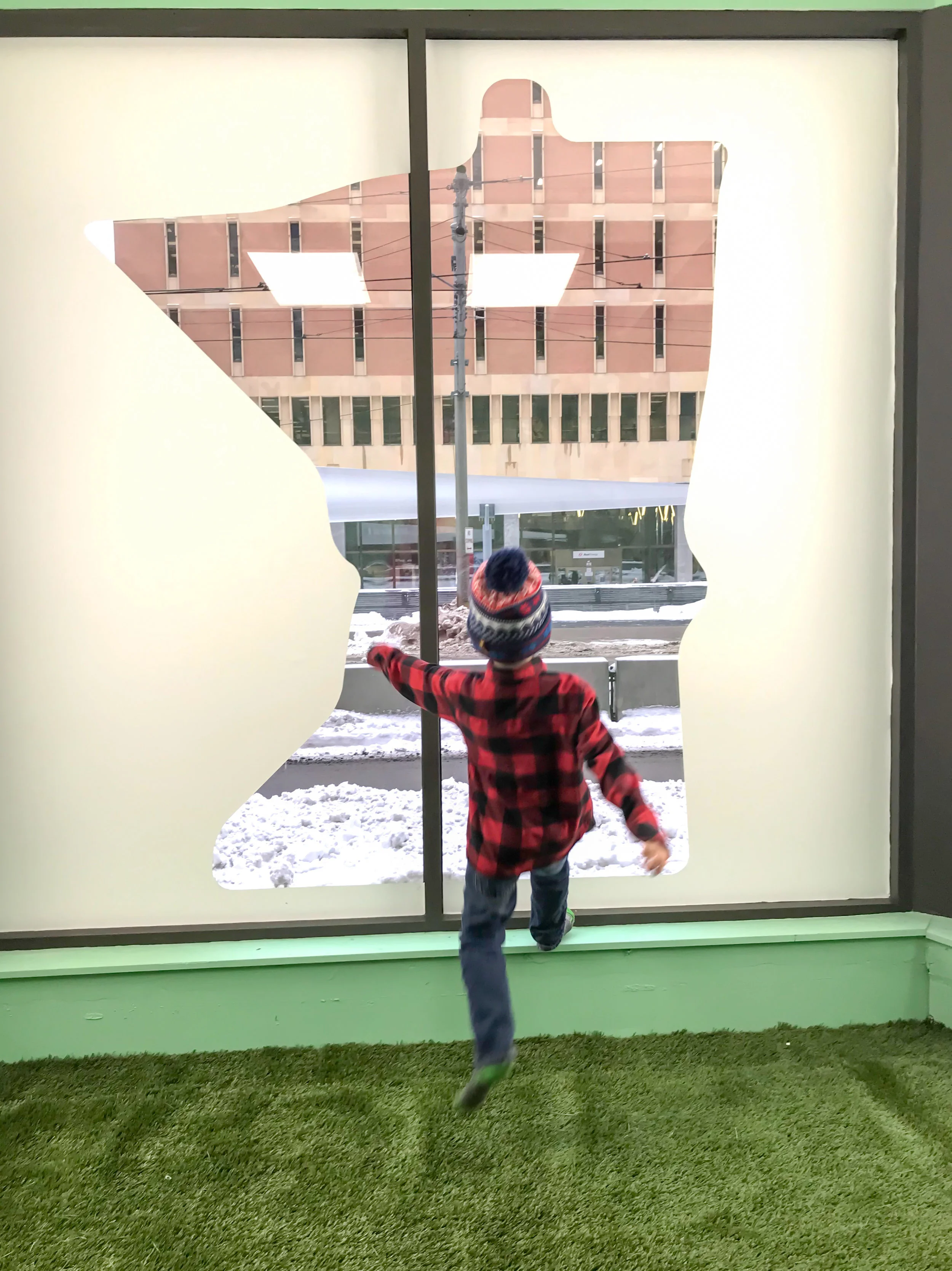 In the golf-themed room the carpet is grass and there's a putting green. The Minnesota-window theme was really cool too - just don't try to stand on it if you're a hyper 6 year old.