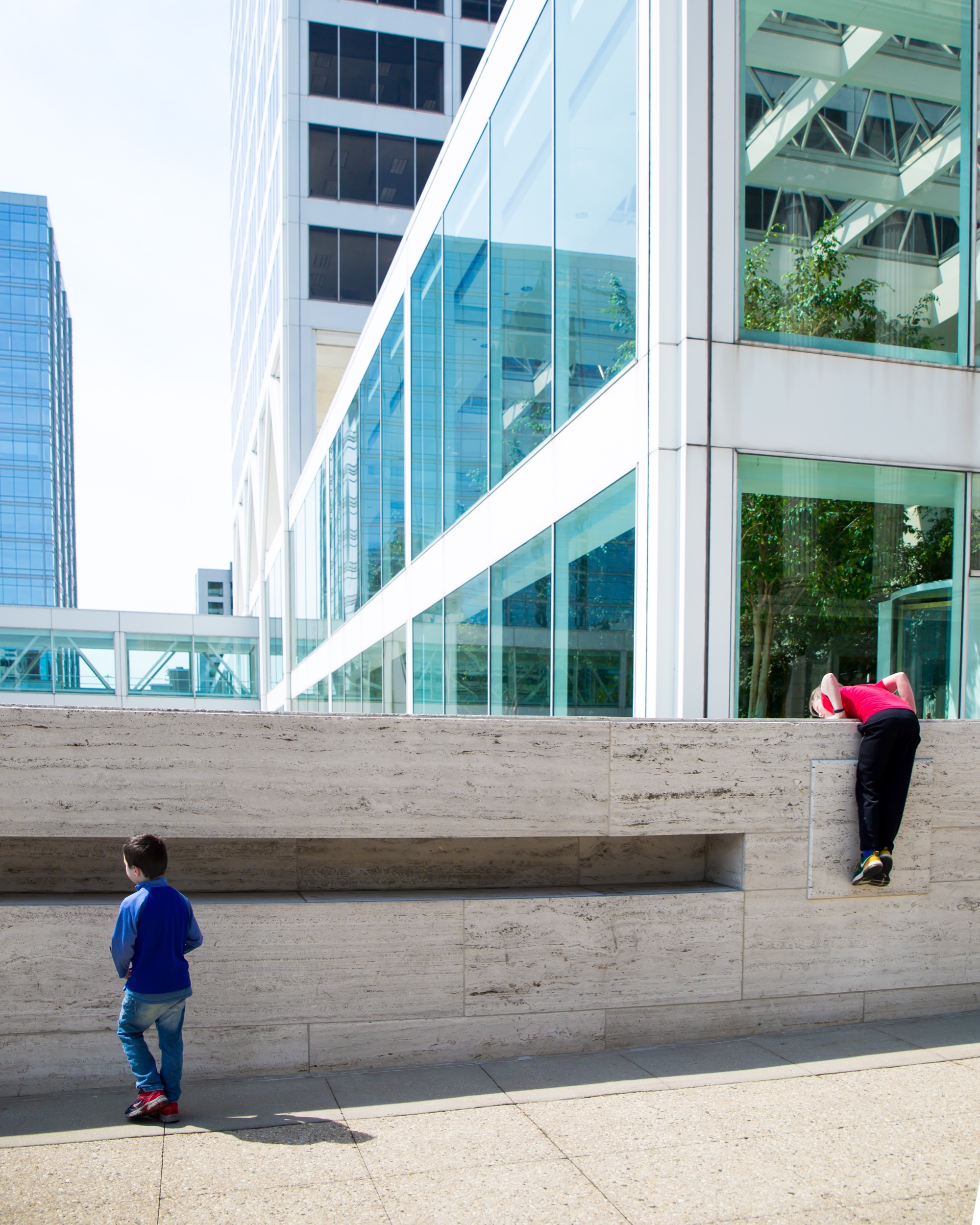 Love bringing the monkeys on outings like this! They look at the art a bit then turn their attention towards exploring and climbing. Always entertaining! 😂