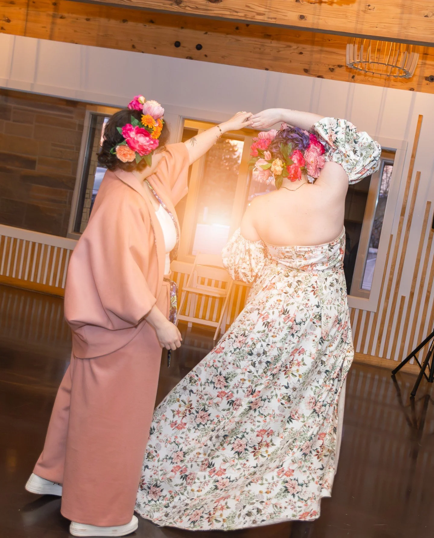 "Someone" snuck a giant parachute into their wedding reception as a surprise tribute to their favorite musician, Rich Aucoin, who uses one in his live shows.⁠
⁠
It brought me right back to 6th grade gym class.⁠
⁠
Couple: @sorcereravery, @si