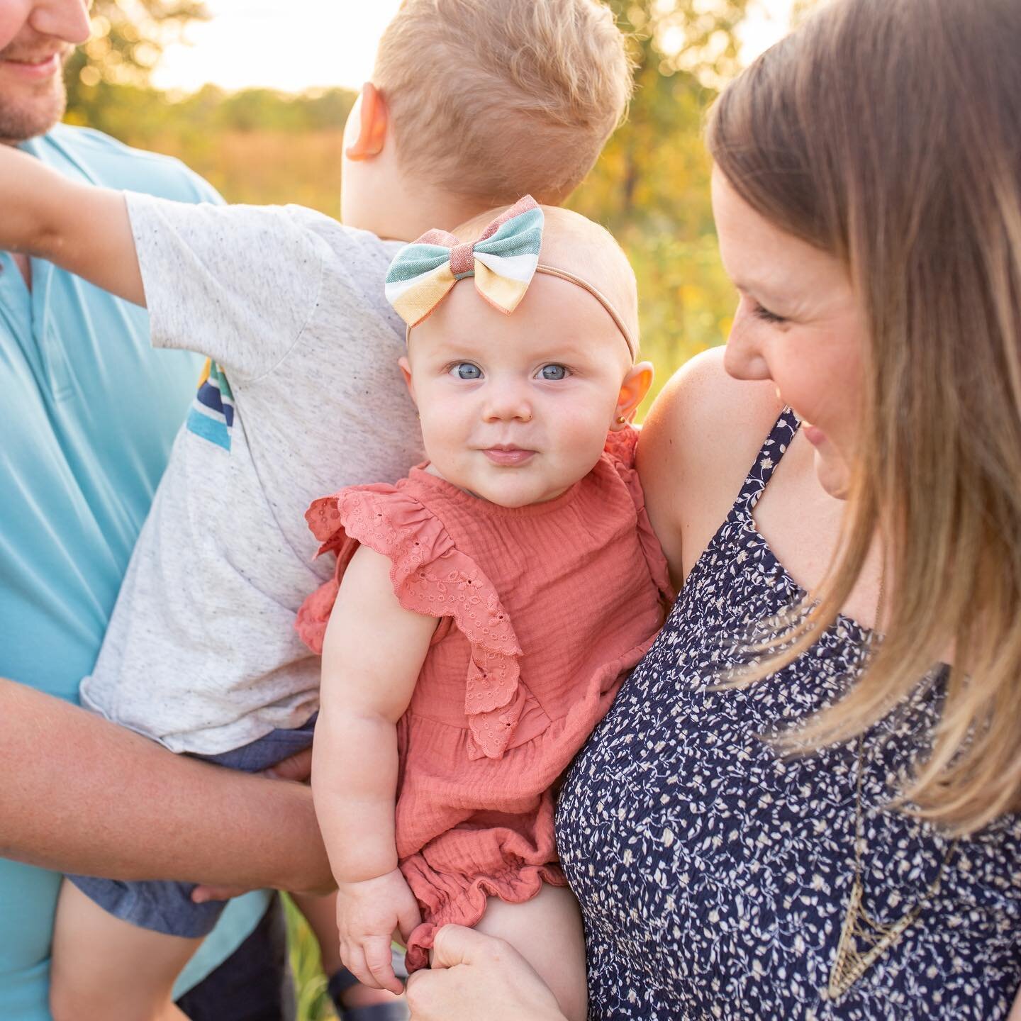 It&rsquo;s all the late summer vibes coming at you!  I just cannot get over how CUUUTE this little fam is!!!! I mean look at this beautiful little lady! 😍😍😍 

So so thankful to be taking pictures for families!  Shoot me a DM to schedule your famil