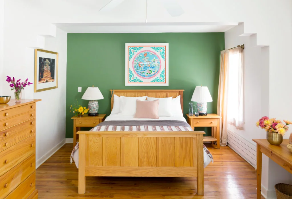 PACKAGE 1 - DELUXE QUEEN W/ PRIVATE BATH Features: Deluxe Queen Room, Queen Bed, Private Bath, Free Phone, Hi-Speed Wi-Fi Internet Access