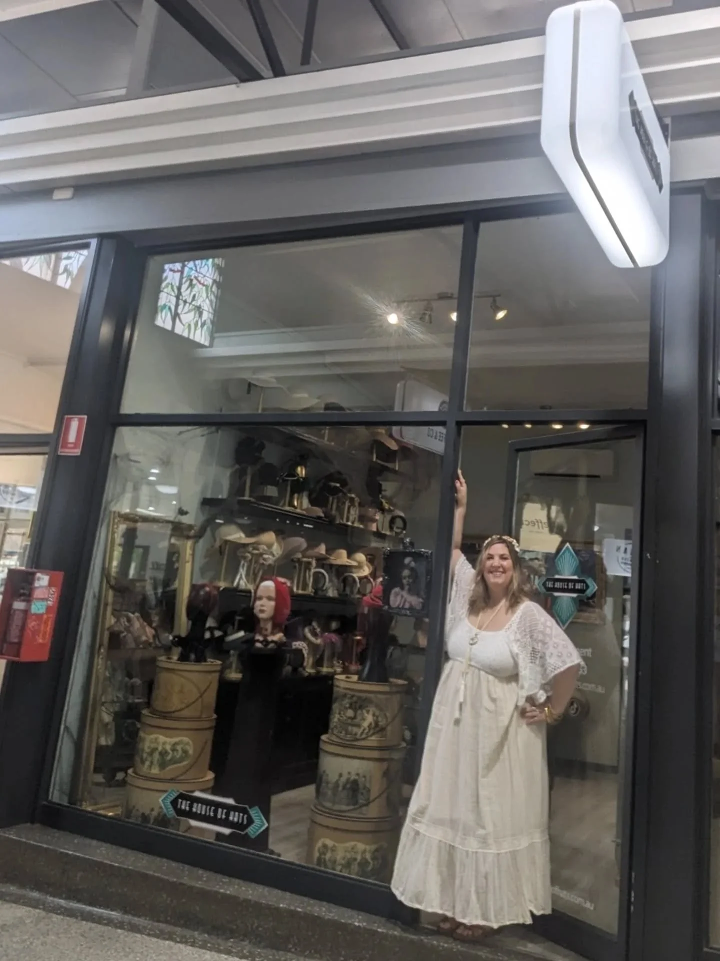 Happy Friday 👋
Summer vibes here in Toowoomba wearing our ' FOLK ' Raffia Headband today and feeling the 70s Vibes...
#Hatshop #toowombastyle #toowoombafashion #hatmaker #accessorydesigner #accessoryshop #vintageclothing #toowoombasmallbusiness #f