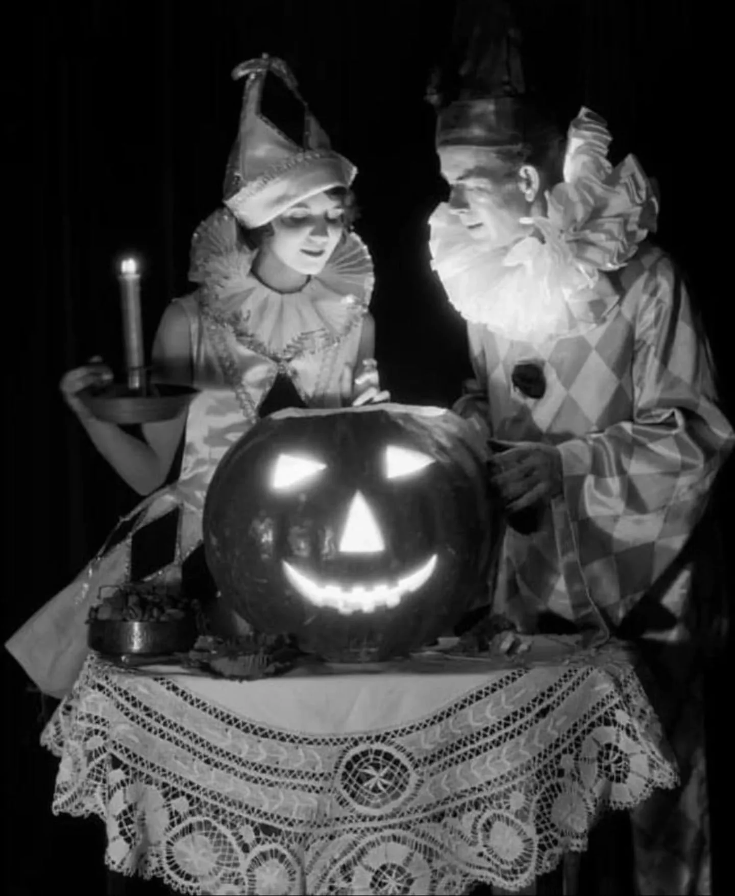 2 more sleeps 🎃
#hatshop #hatmaker #toowoomba #toowoombacity #vintagehalloween #halloweenwindow #couturemillienry #milliner #millineryaustralia #millinery #headwearfashion #headweardeisgner #halloweenreel #vintagereels #reelsaustralia #thehouseofha