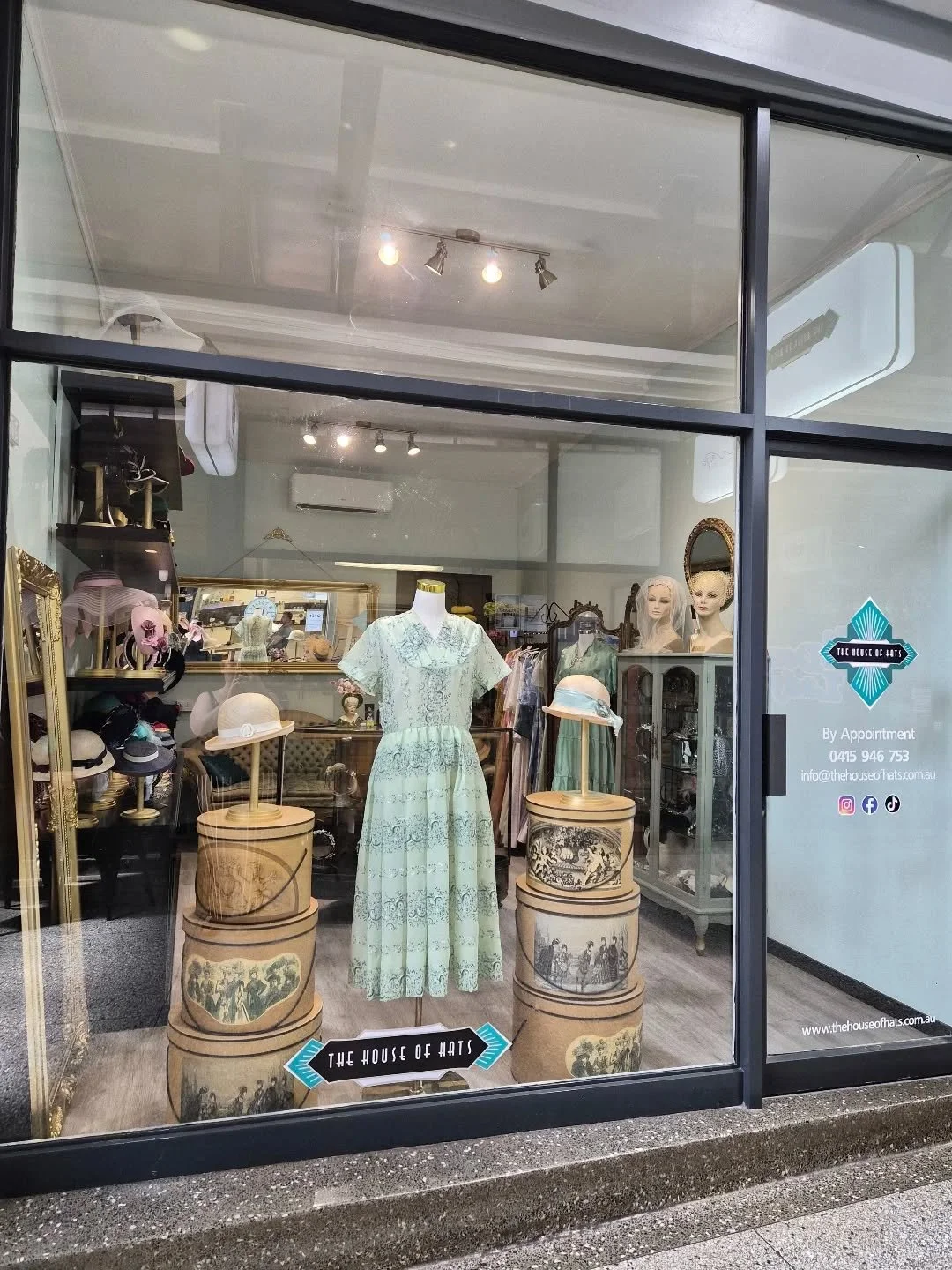 🌿NEW SPRING WINDOW🌿

A fresh new spring window at The House of Hats boutique featuring our &lsquo;SERENITY &rsquo; straw hat, &lsquo;LAWN PARTY &rsquo; cloche, and a vintage early 1950s pistachio green organdy shawl-collar summer dress &mdash; a pe