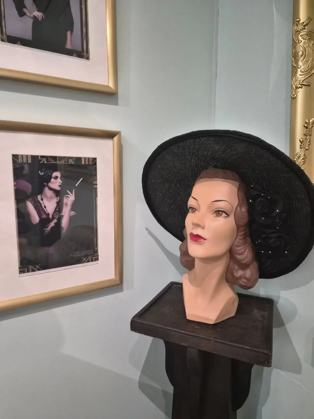 Our ' SECRET GARDEN ' Black Parasisal straw picture hat sitting pretty in our Boutique..🖤🖤

#couturehats #hatmaker #bespokemillinery #vintagepicturehat #millinery #customhats #picturehats #1940shats #1950shats #toowoombavintage #toowoombamilliner #