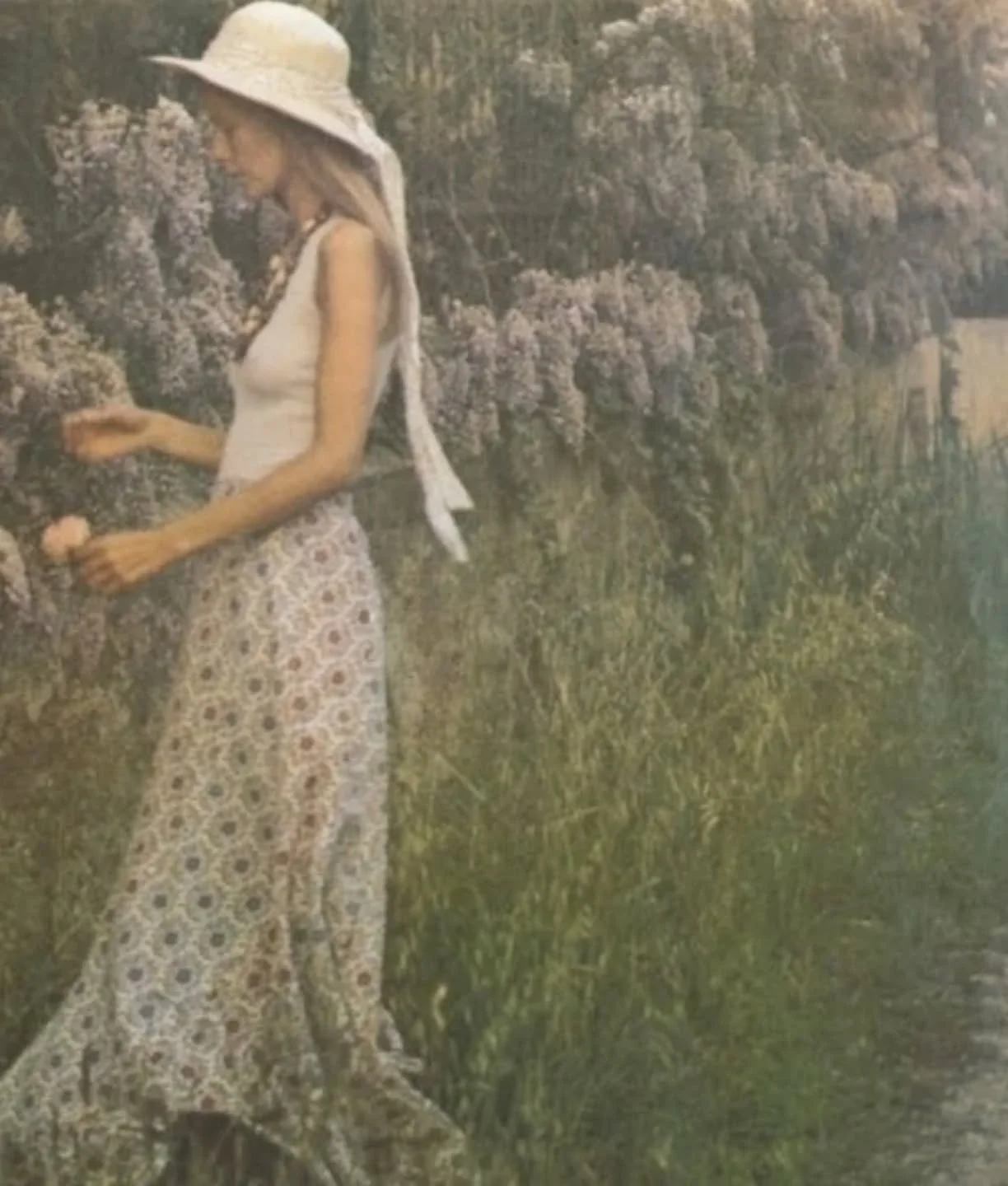 Happy Friday 🌿 the only way to stay cool in this Queensland heatwave is hiding under a wide brim straw hat for a little shade and that slow summer feeling..🌿🌱👒☀️

Shop our straw hat collection now in our online boutique...( Shop link in Bio )

#h