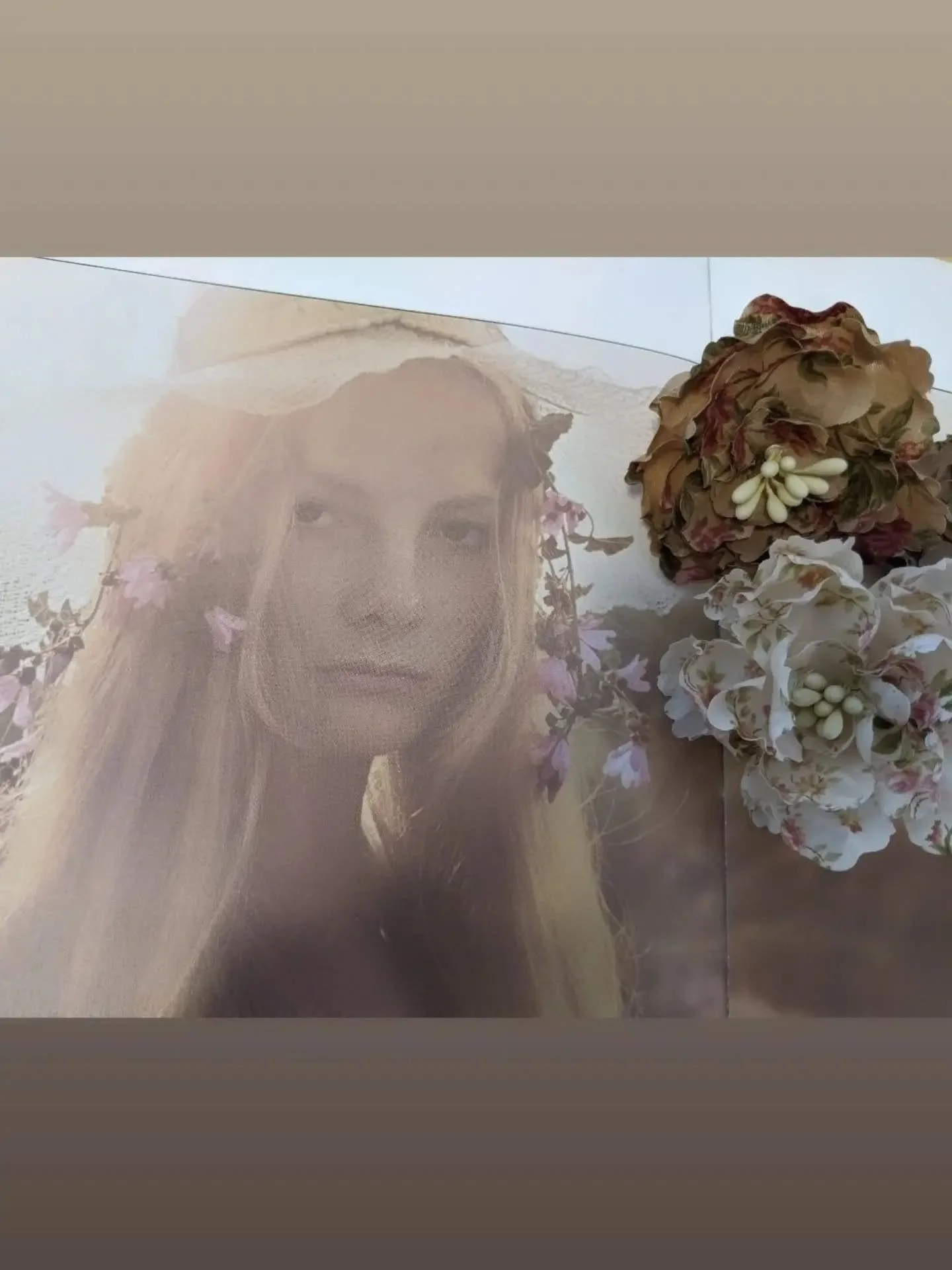 David Hamilltion dreams &amp; our floral blooms...🌸🌸🌸

#1970sfashion #70shats #davidhamilton #vintagephotographer #handmadeflowers