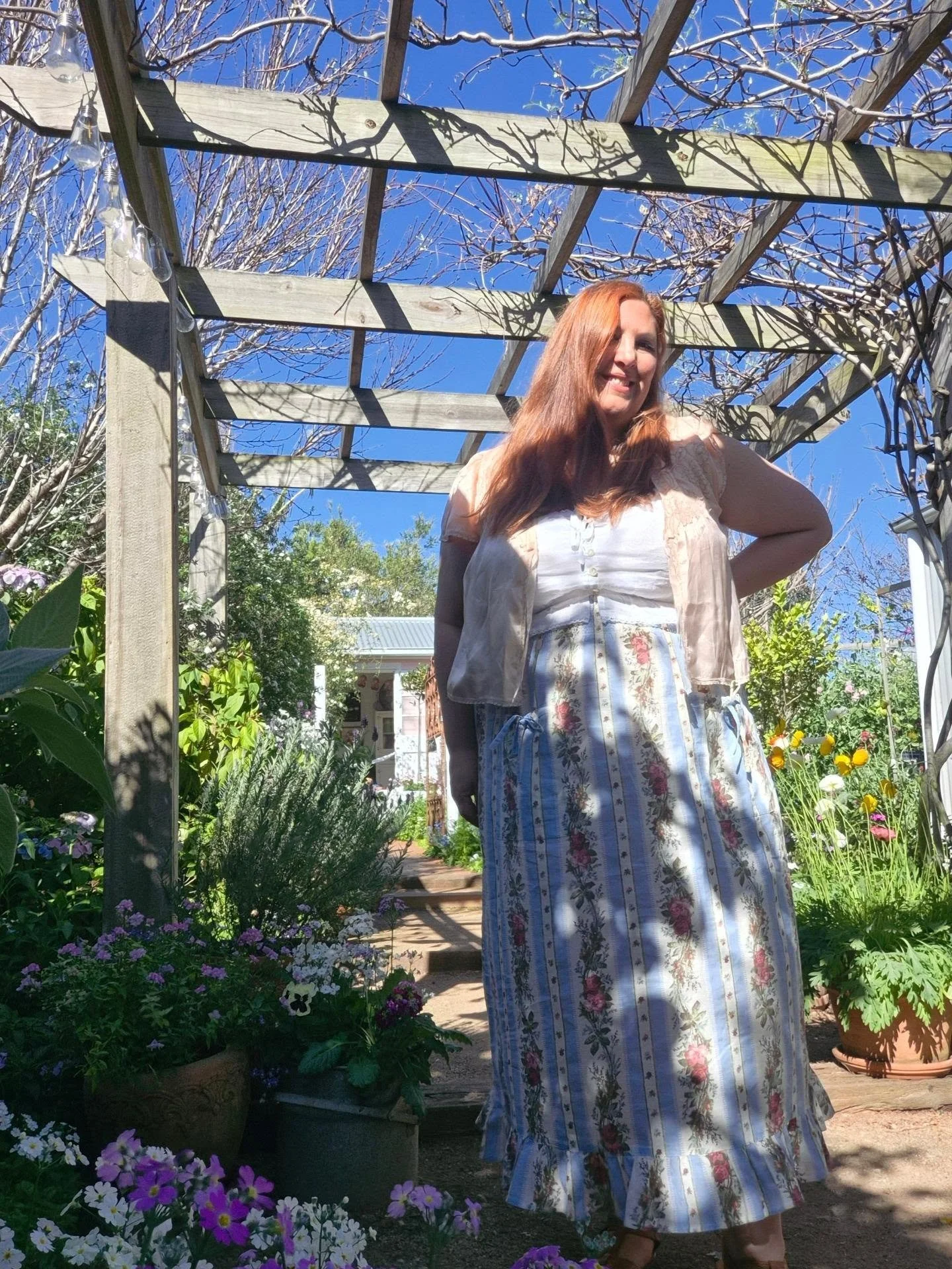 Happy Monday.. Spring is in the air and so is the inspiration...such a magical time of year....has the most glorious day visiting @eleanorandruby..Cottage garden last weekend and it was just like a dream. 

#hatshop #hatinspiration #cottagegarden #to