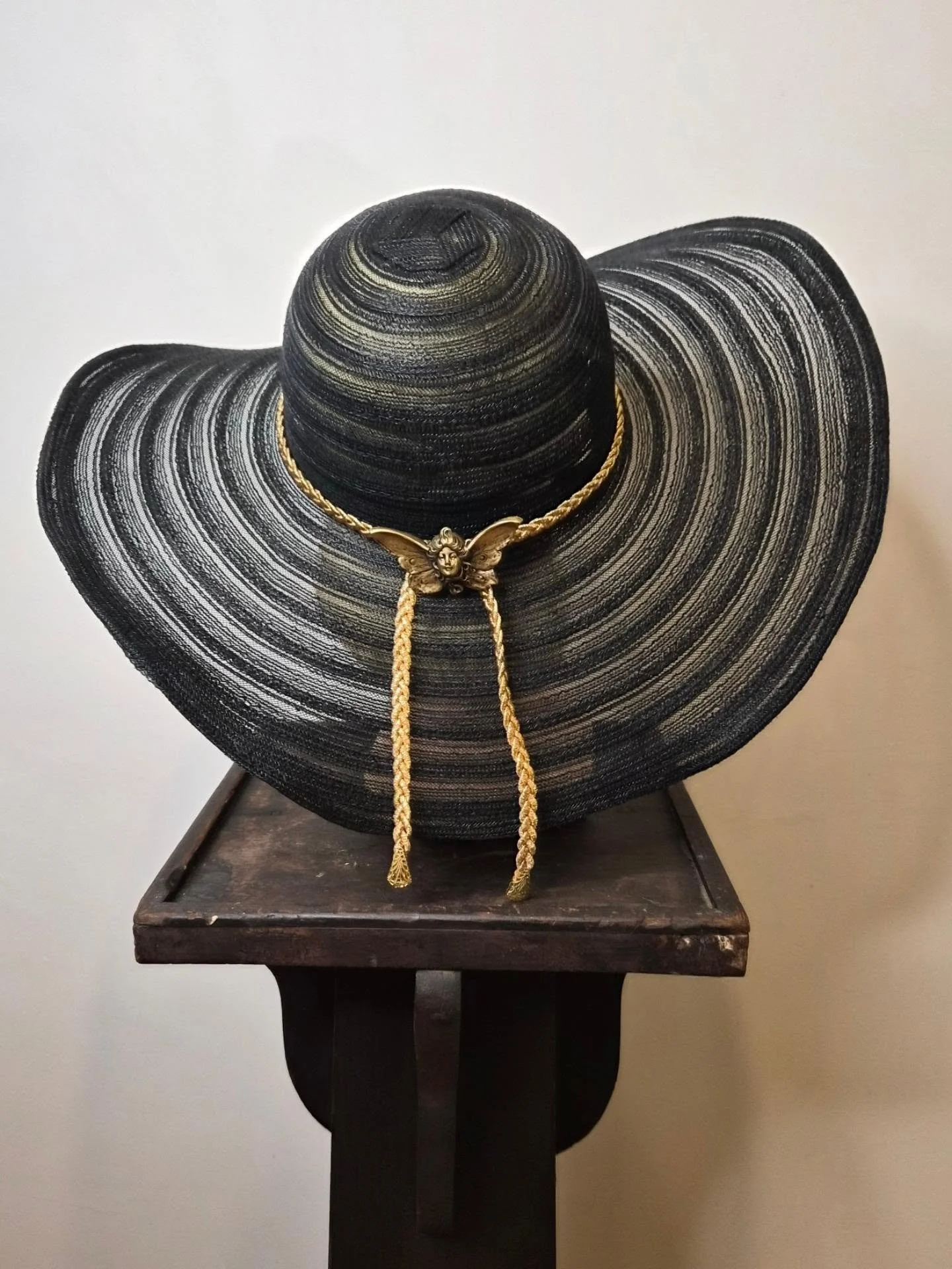 RESORT SUN HAT ☀️👒

A little something I created for my upcoming holiday. 🖤✨

I wanted a resort hat that was dramatic, romantic and a little different. Something with a touch of old-world glamour, perfect for tropical days and faraway adventures.

