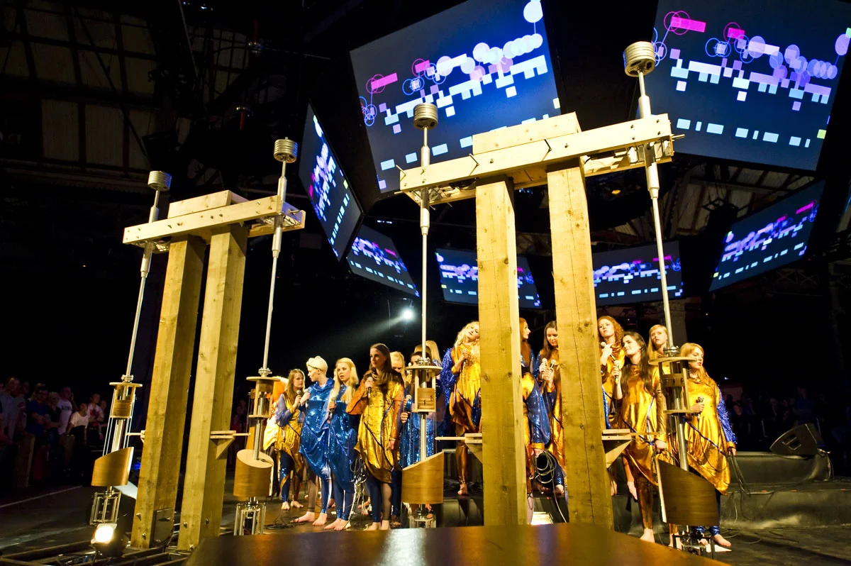 Icelandic Choir performs under Stephen Malinowski’s animated score