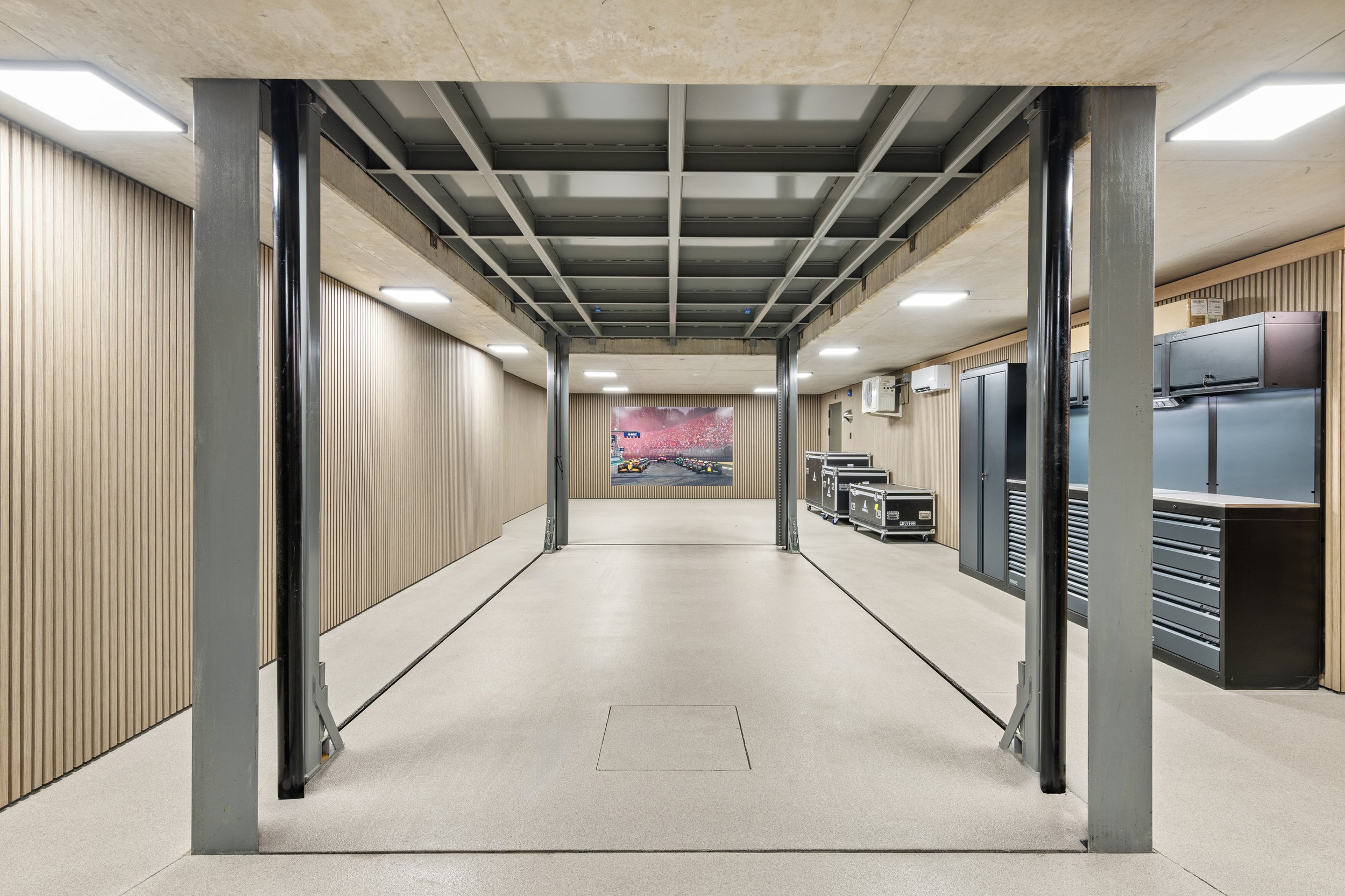 8.54 Garage (3).jpg