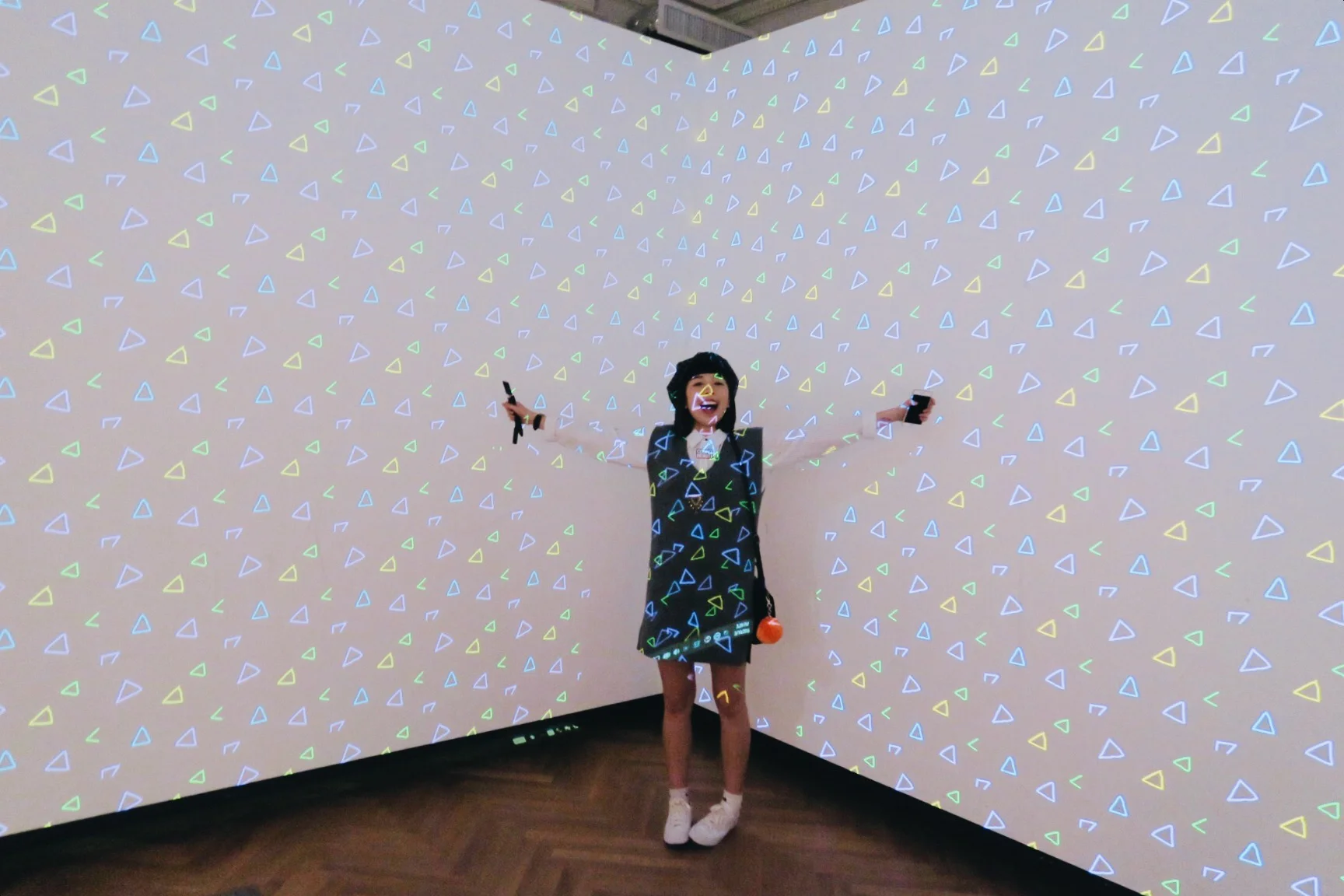 這個installation可以把自己畫的patterns都投影在牆上!