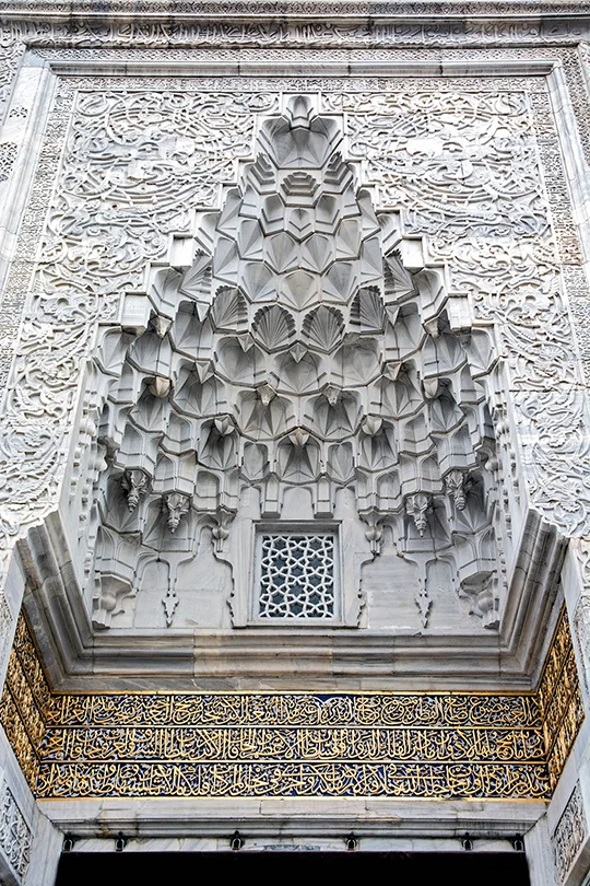 Maqarna above Yesil mosque entrance