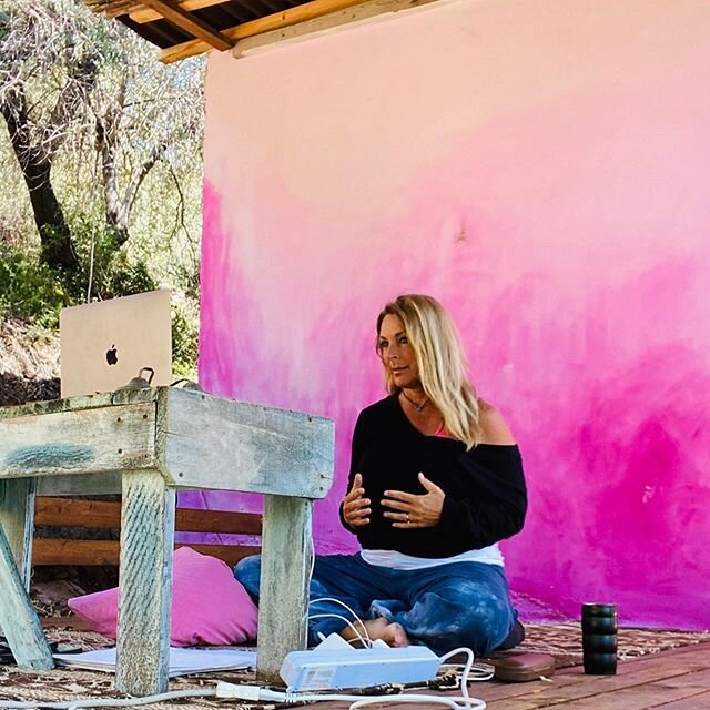 Behind the scenes .... during my sharing at EMBODIED WOMEN festival this morning.... thank you to all you super women who practiced with me! 🙏🏼🌈 I&rsquo;m touched and energized! 💜💜 Hope to meet more of you soon! #embodiedfestival #yogasomatics #