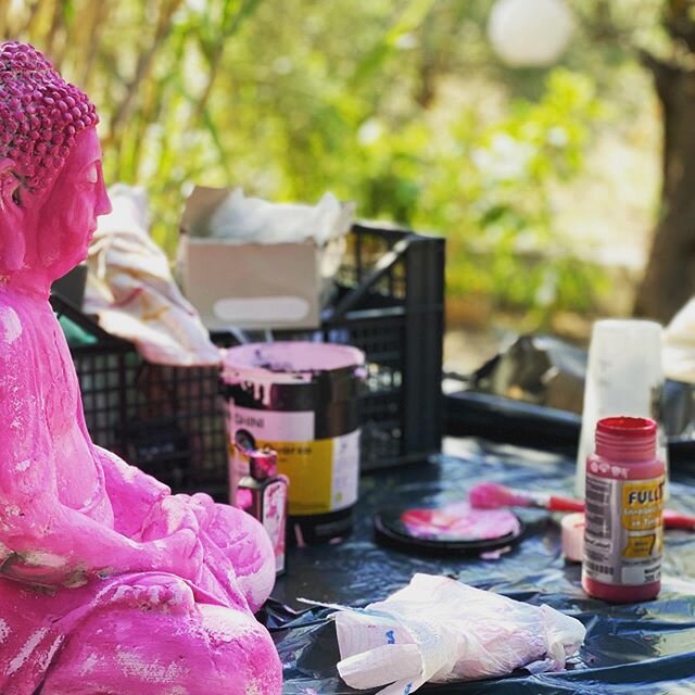 Still haven&rsquo;t had enough pink! Creative space in my Sardegna heart garden...@olivananda_living #dontbeafraidofcolor #pinkbuddha #magenta #makeamess #experiment #colortherapy