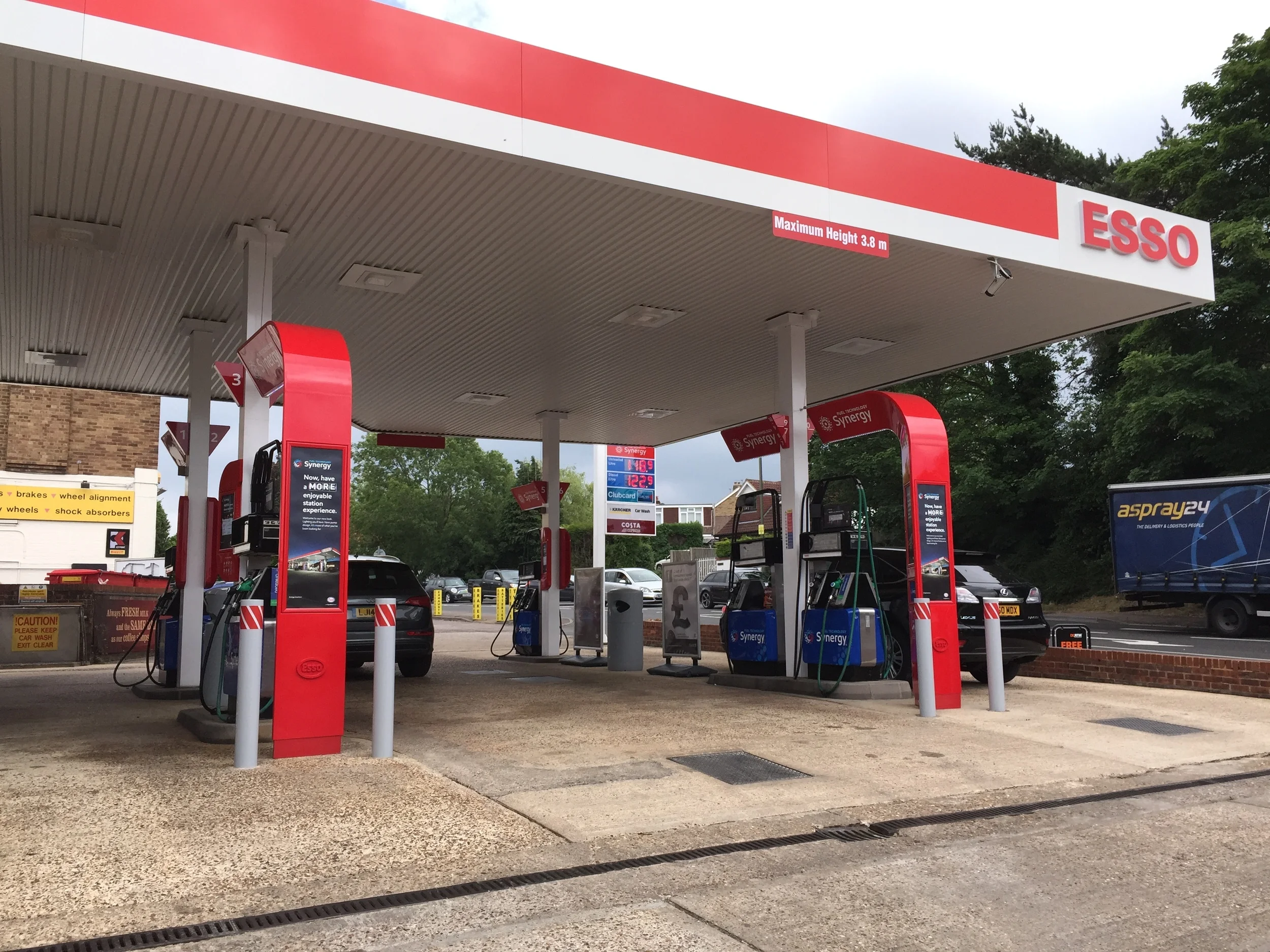 Collect your parcel at your local petrol station with Parcelly