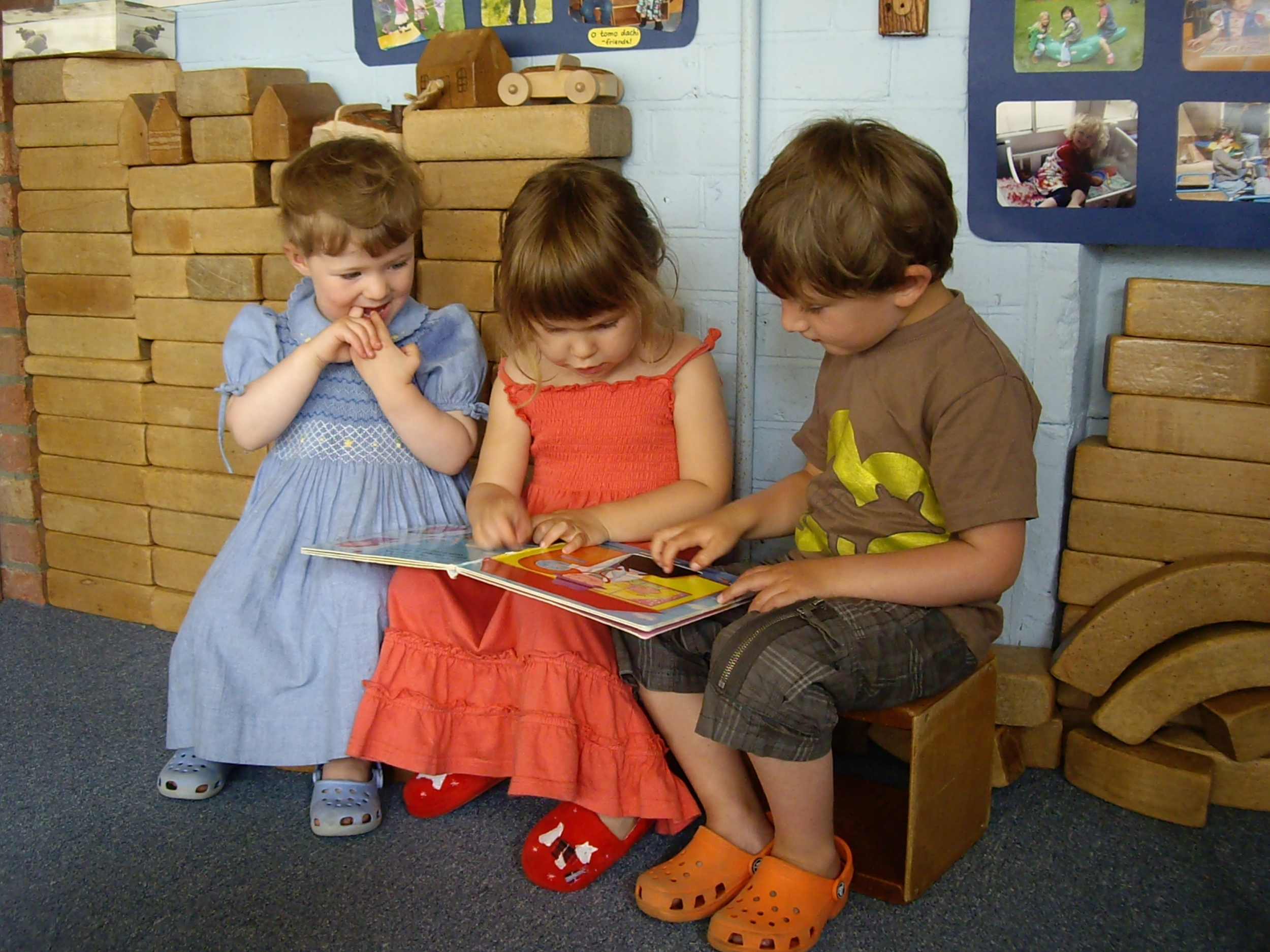 Oli, Ag & Ane reading.JPG