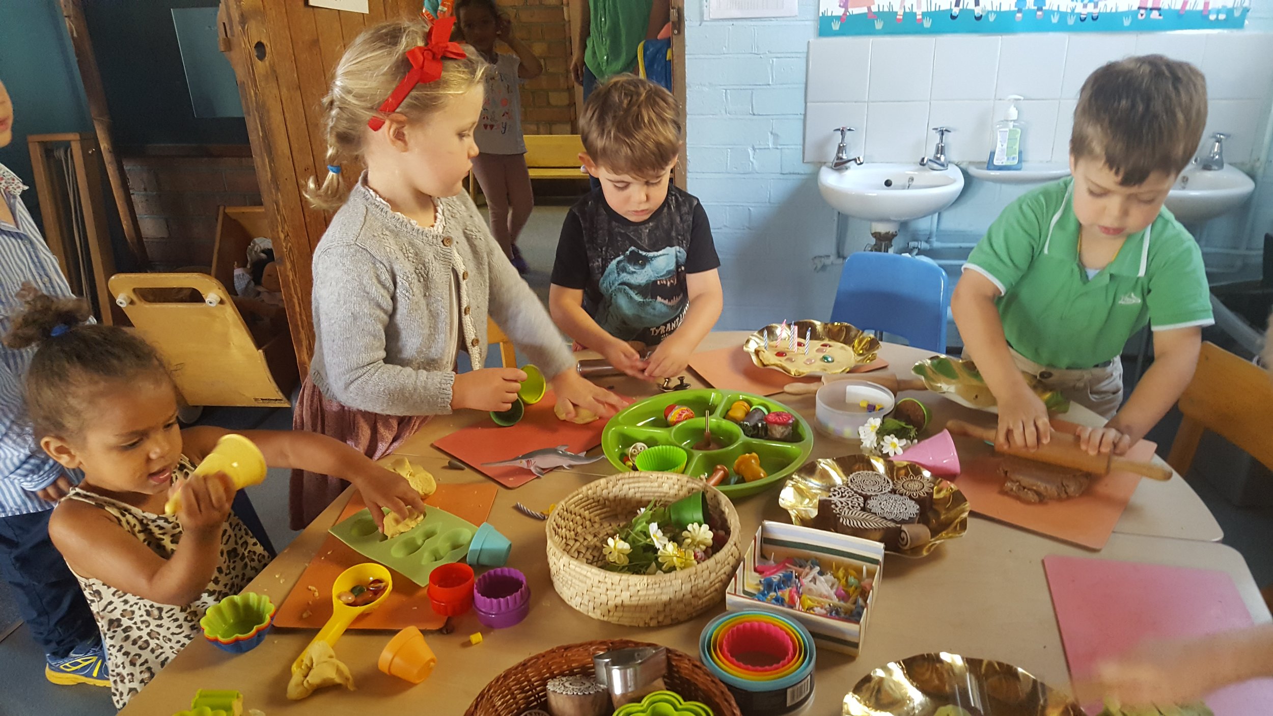  Extraordinary creative playdough session with many opportunities to explore 