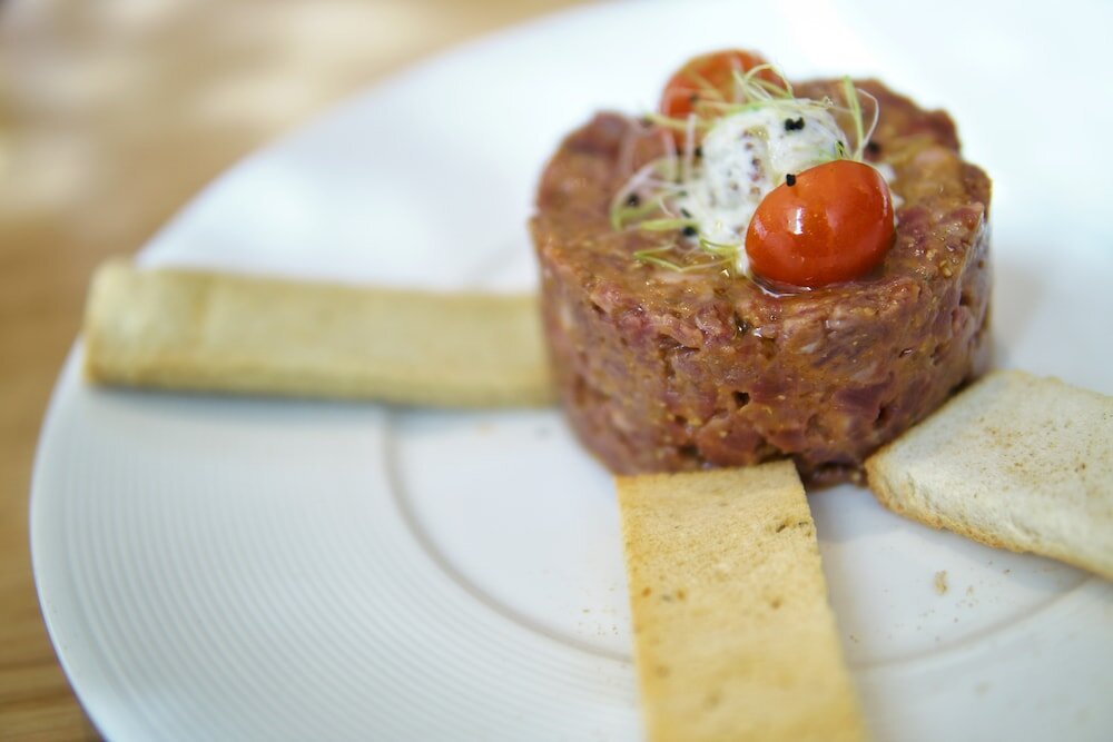 Vaca - Steak tartar con yema de huevo de codorniz (1)-min.JPG