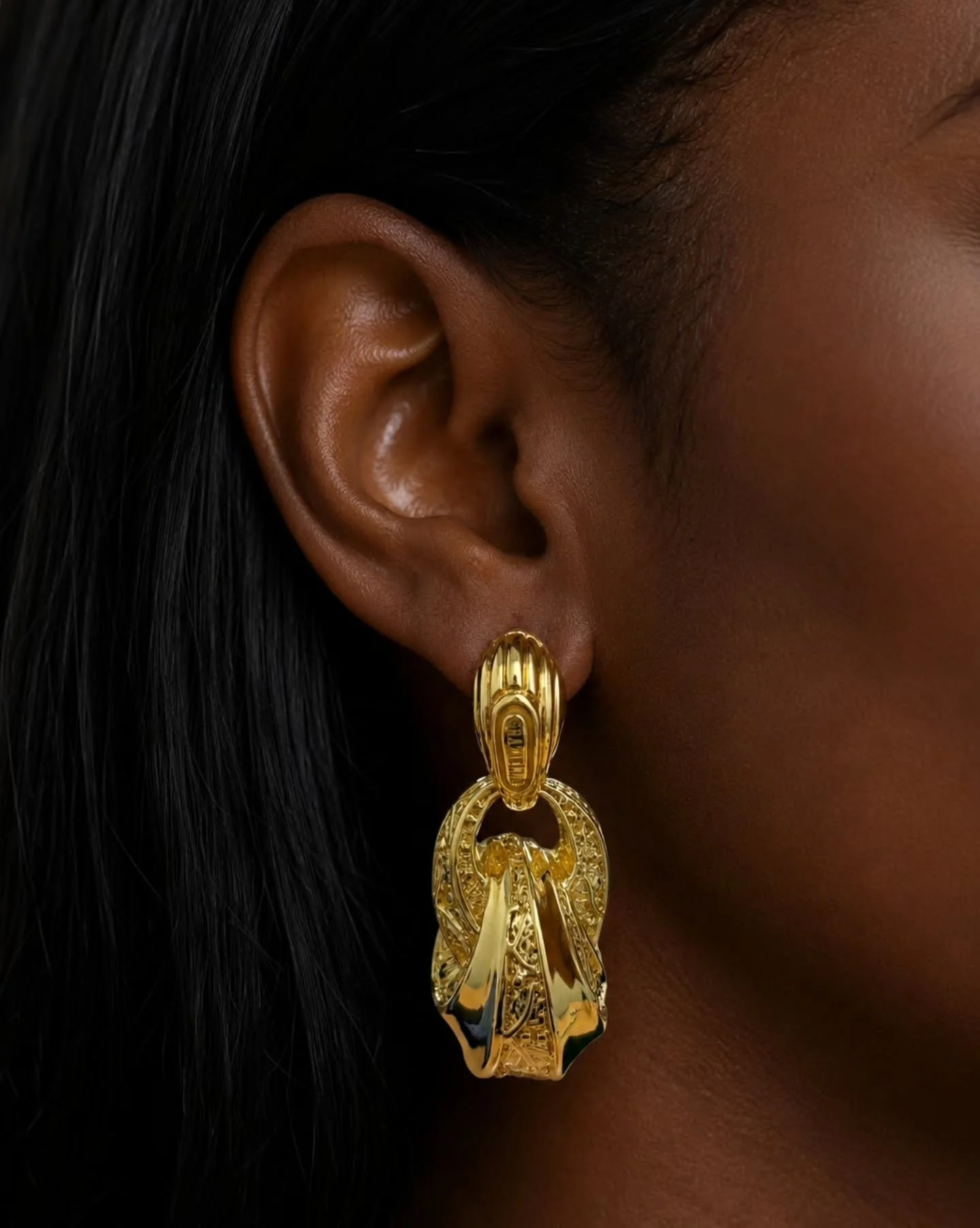These unreal 18ct drop earrings are still available in store! From the Italian brand Graziella, these earrings show off amazing craftsmanship from the region of Arezzo🇮🇹 

These would be perfect for big events and will elevate your look instantly ✨