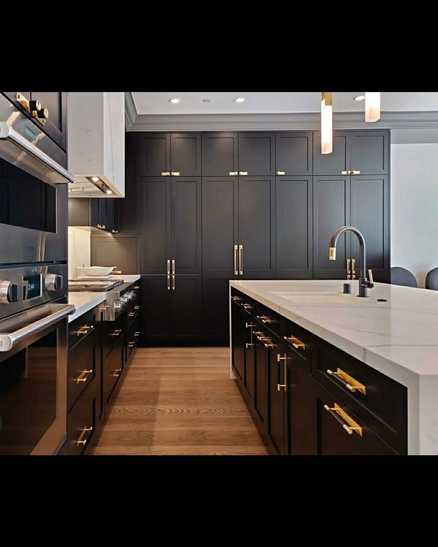 Now this is how you do a Black kitchen 🖤🌟

Take a look at the Recently completed Clay st project we have been very exited to share 👐🏹

#blackcabinets
#kitchendesign #kicthenremodel
#sanfranciscoconstruction #myohhardware #calcuttamarble #kitcheni