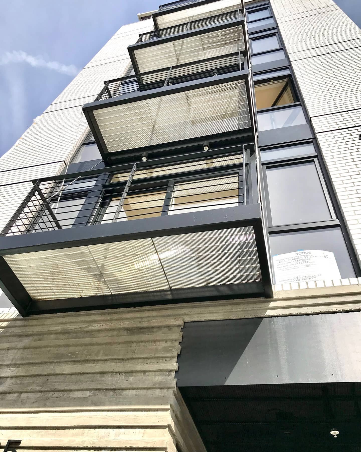 { New build }

~Florida St - 

Project - Sol-Lux Alpha-

4 condominium residence in the heart of the historical Mission District

All credit to Deanna @justmovefitnesssf
 For her photography skills 📸✋
 
#oakleafconstruction
#balconydecor
#newbuild
#