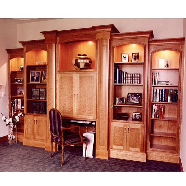 Step into my office... #architecturaldigest #cedarrapids #customcabinets #customwoodworking #den #dwell #design #designer #decorator #finehomebuilding #homeoffice #iowa #interior #iowacity #interiors #interiorstylist #interiordecorator #library #midw