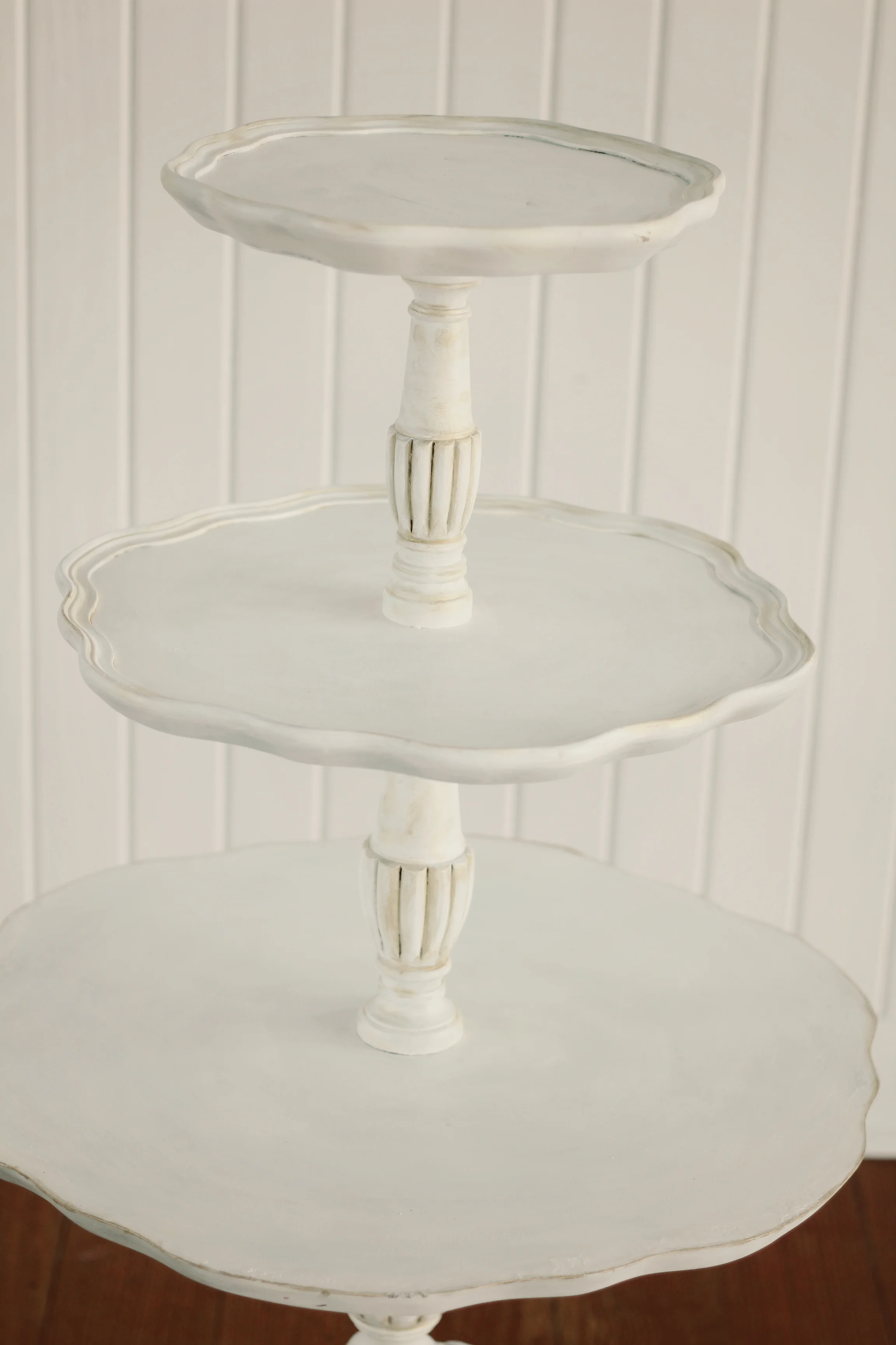 gold-details-vintage-table.JPG