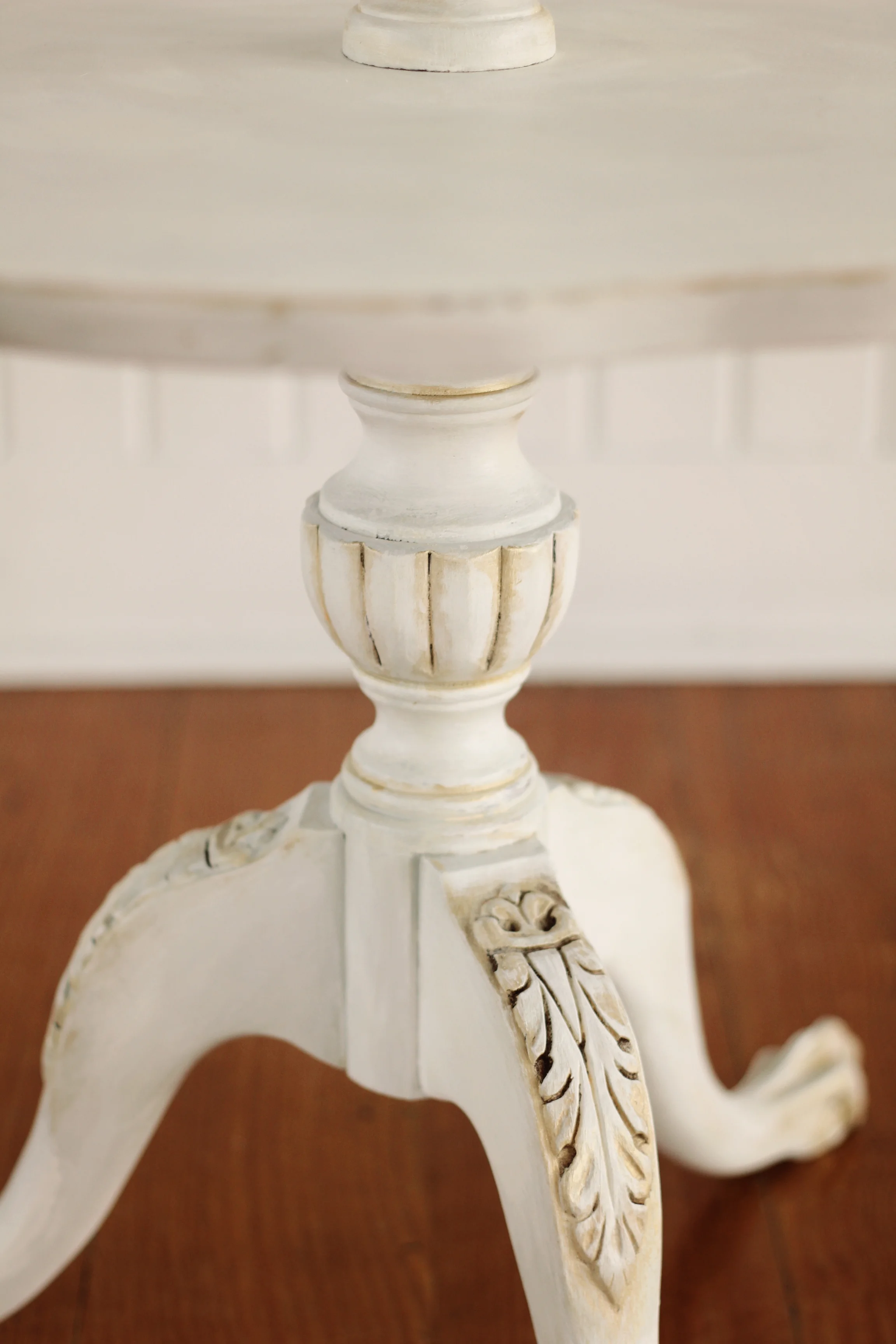 vintage-table-gold-and-white.jpg