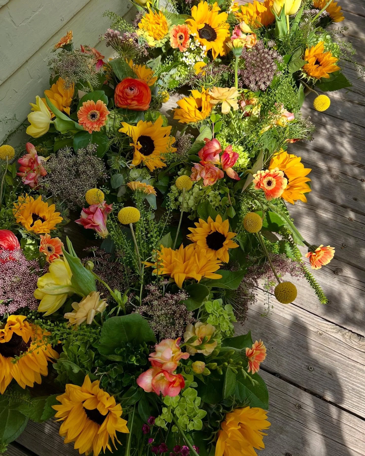 Loaded up the van with lots of cheerful sunflower arrangements! 🌻