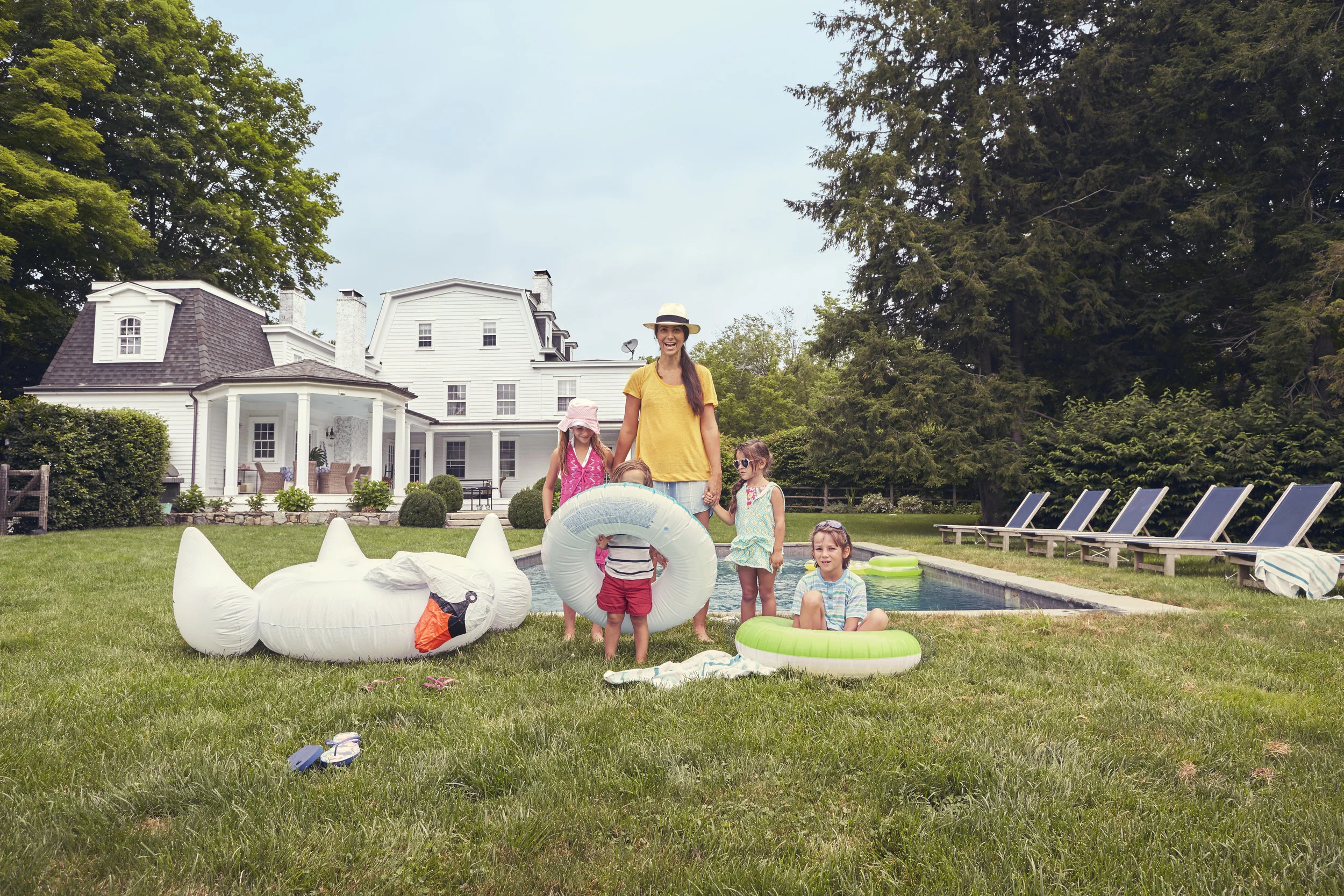 8_10_16_NYLife_Shot02_InflatableSwan_2684-5.jpg