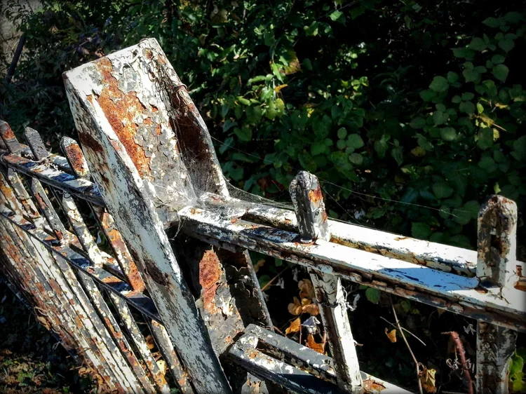rusty-fence-b.webp