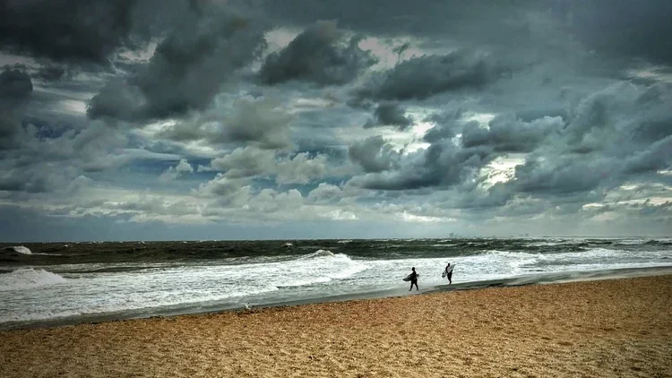 2-surfers-bp.webp