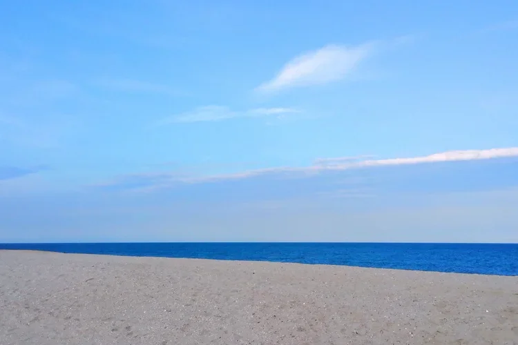 pale-horizon.webp