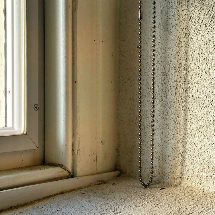 window-chain.webp