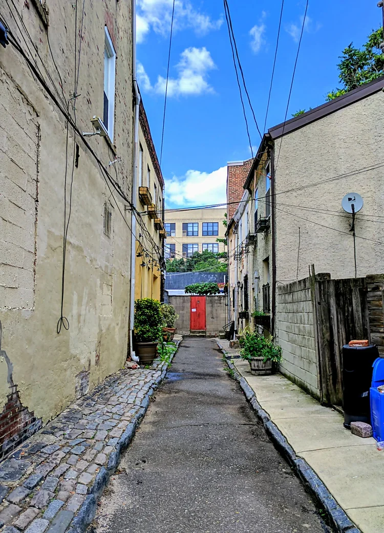 red-door-alley-2.webp