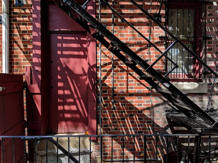 red-door-shadow_20180422_142904.webp