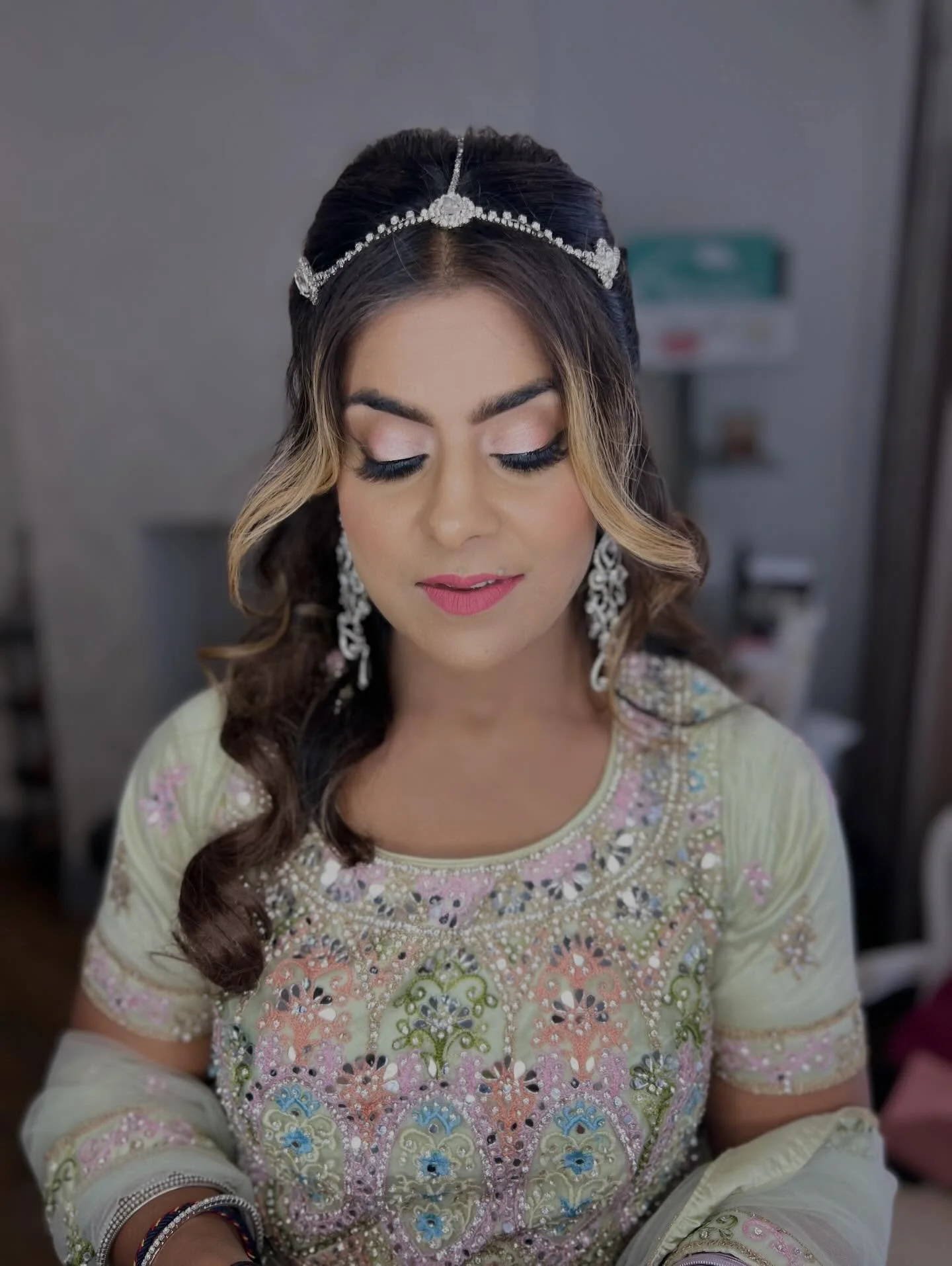 PARTY GLAM SELFIE TIME! This lady rang in from london it&rsquo;s always lovely to speak to people from my home town. When we got talking she was requesting hair and makeup for a pre wedding party she said can you please make sure my hair and makeup l