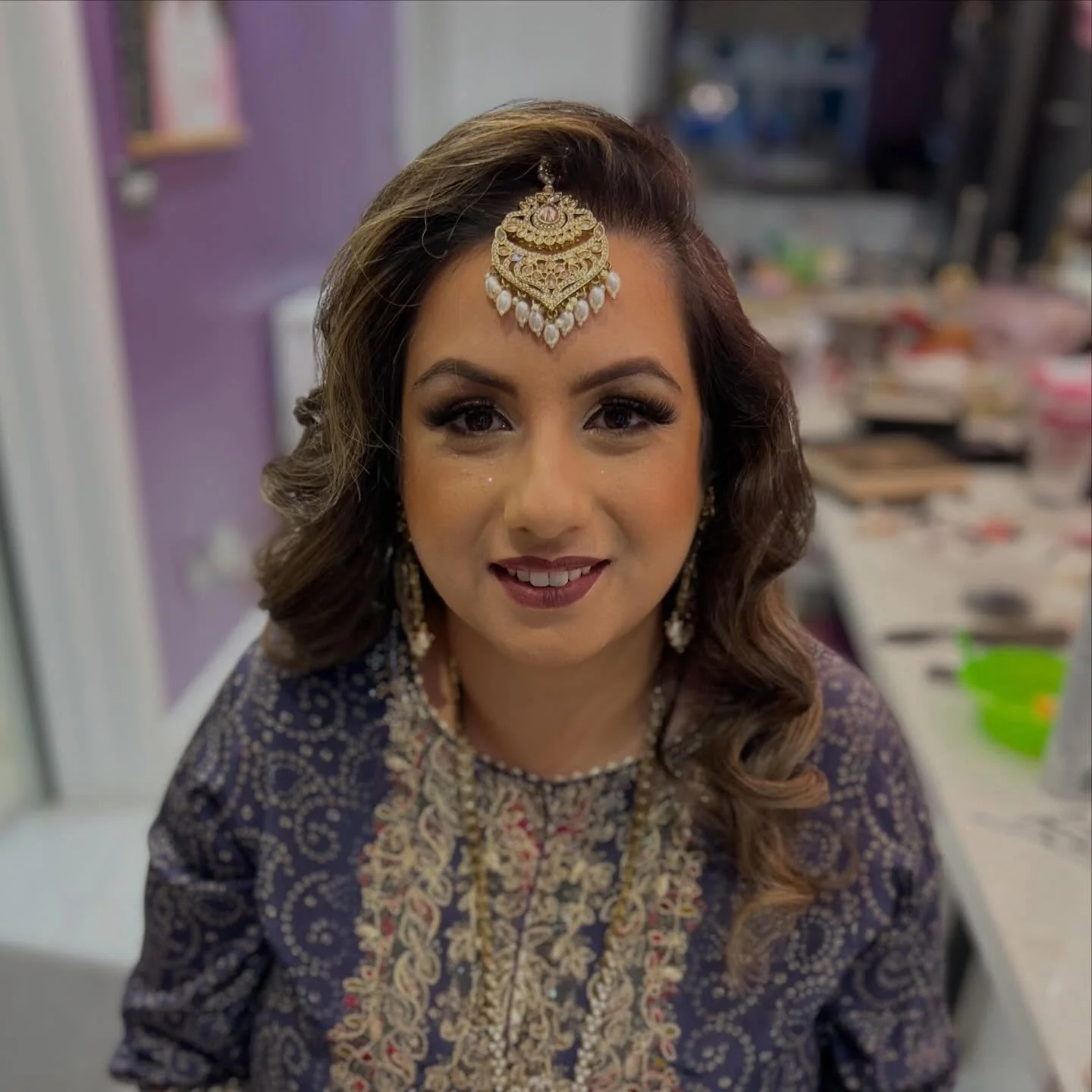PARTY VIBES! Hair and makeup the first reaction is always the best! 25yrs later I still love making people happy&hellip;

Check out our reel to see her reaction.

The brief was..
Soft curls
Natural glam makeup 

Hair and makeup assistant @priiyakaur_