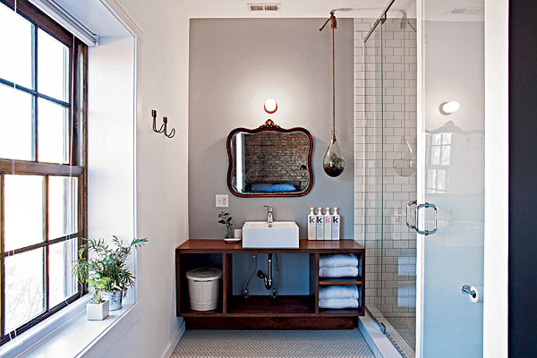 H20110301-Inn-Style-mirror-and-planter-bathroom.jpg