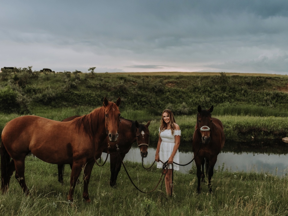 bismarck-rodeo-north-dakota-senior-pictures-horses.jpg