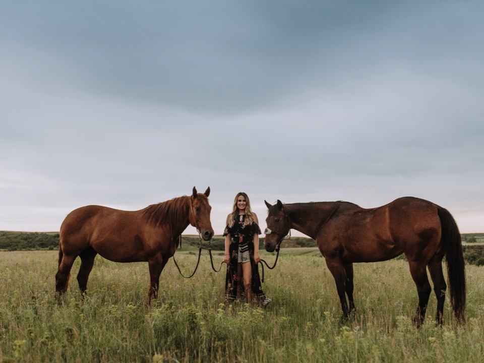 mandan-rodeo-north-dakota-senior-portraits-horses.jpg