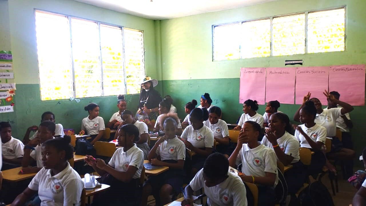 MisionTuPuedes_20th_Anniversary_Classroom_2_Givingout_Blacelets.JPG
