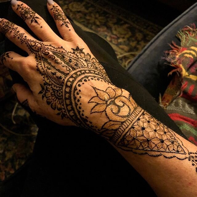 I call this piece confusion fusion... an homage to my roller coaster state of mind 😉but I really like it. Unfortunately I did it with Zombie henna made up of several batches of unknown origin as well as some Jagua, so no stain to speak of this morni