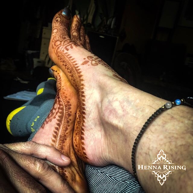 A study in feet in 3 movements. 
Same feet, different looks. Which to you like? Which fits your mood today? 
@hennarising 
@bluwaterspace 
#hennarising #hennaplayathome #rochenna #rochesternyhenna #hennafeet
