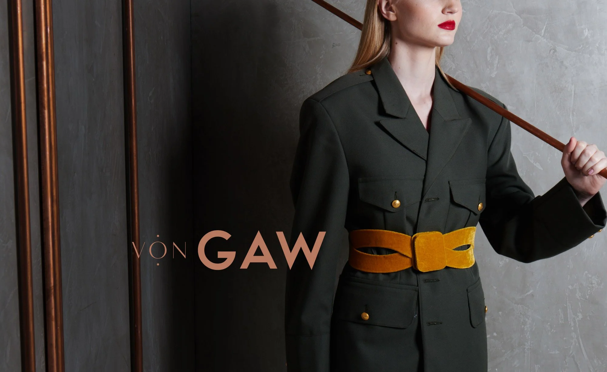 Foto editorial de campanha VonGAW: modelo com jaqueta verde militar e cinto mostarda